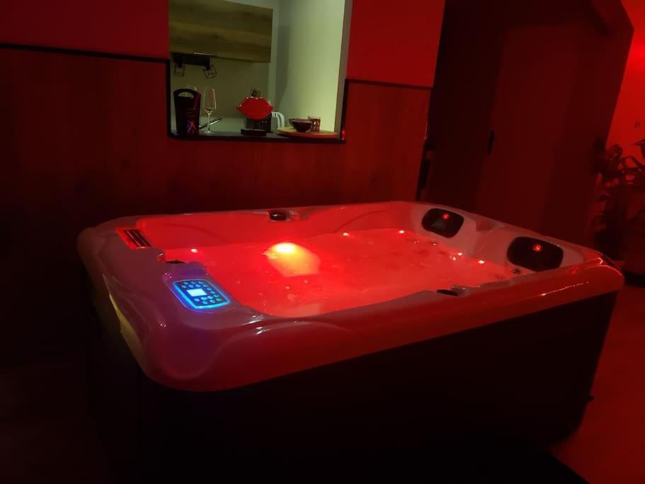 Bulles Etoilees Appartement Avec Jacuzzi Prive Montrevel-en-Bresse Extérieur photo