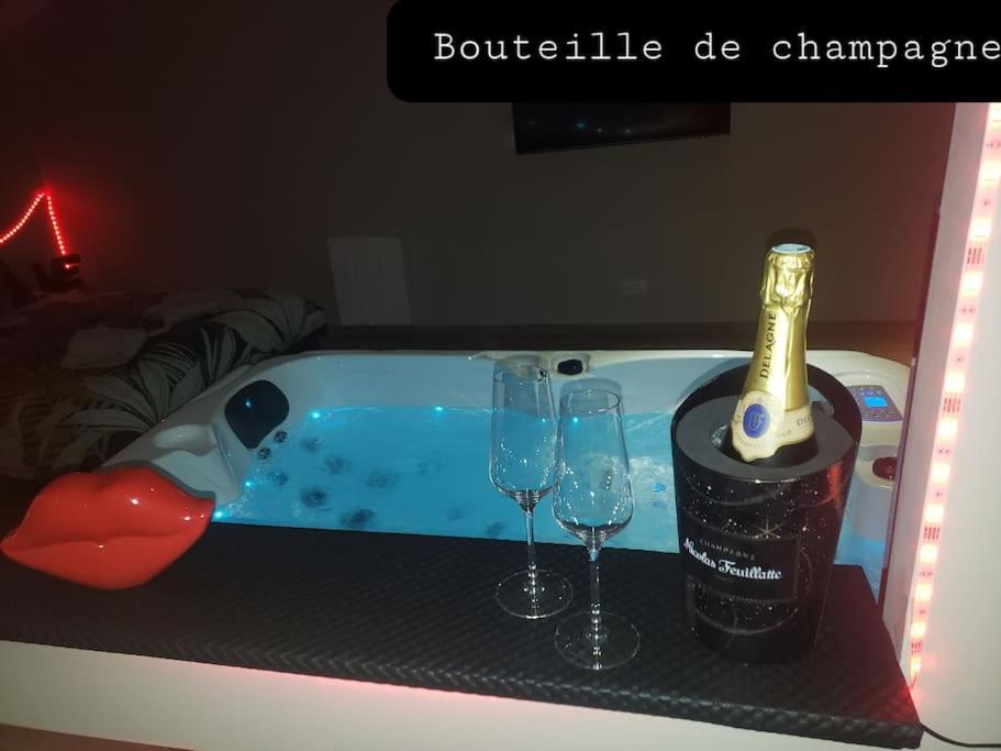 Bulles Etoilees Appartement Avec Jacuzzi Prive Montrevel-en-Bresse Extérieur photo