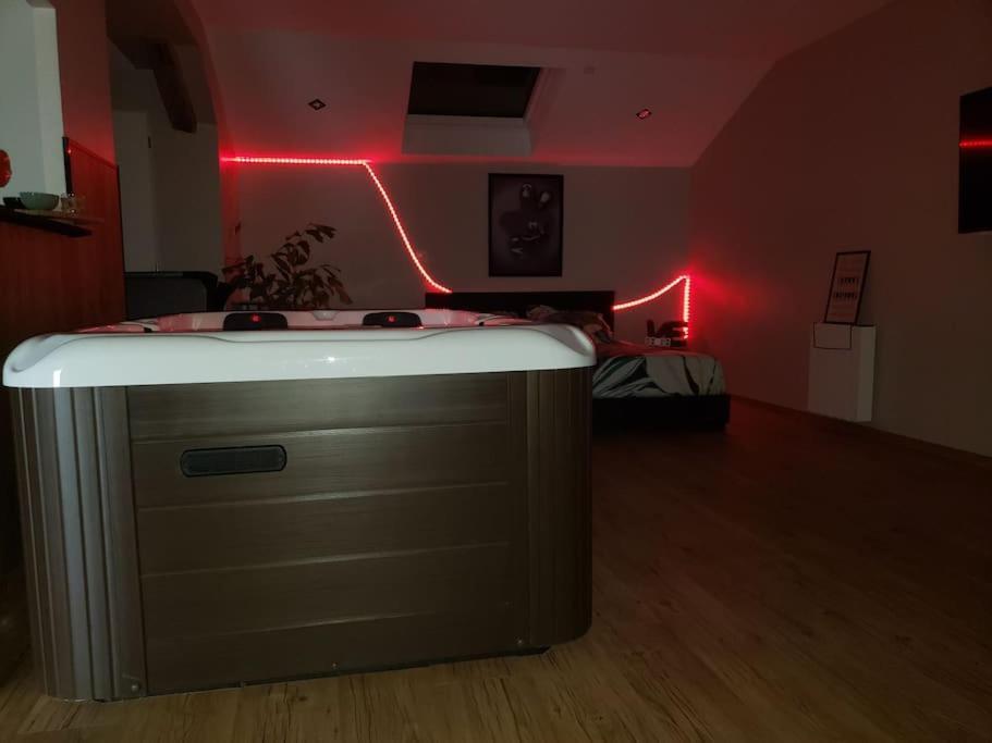 Bulles Etoilees Appartement Avec Jacuzzi Prive Montrevel-en-Bresse Extérieur photo
